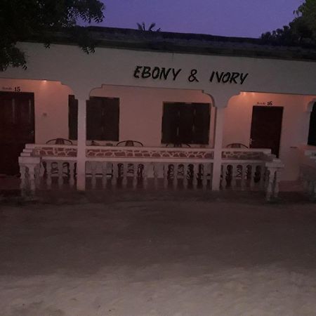 Ebony & Ivory Beach Bungalows Нунгви Экстерьер фото