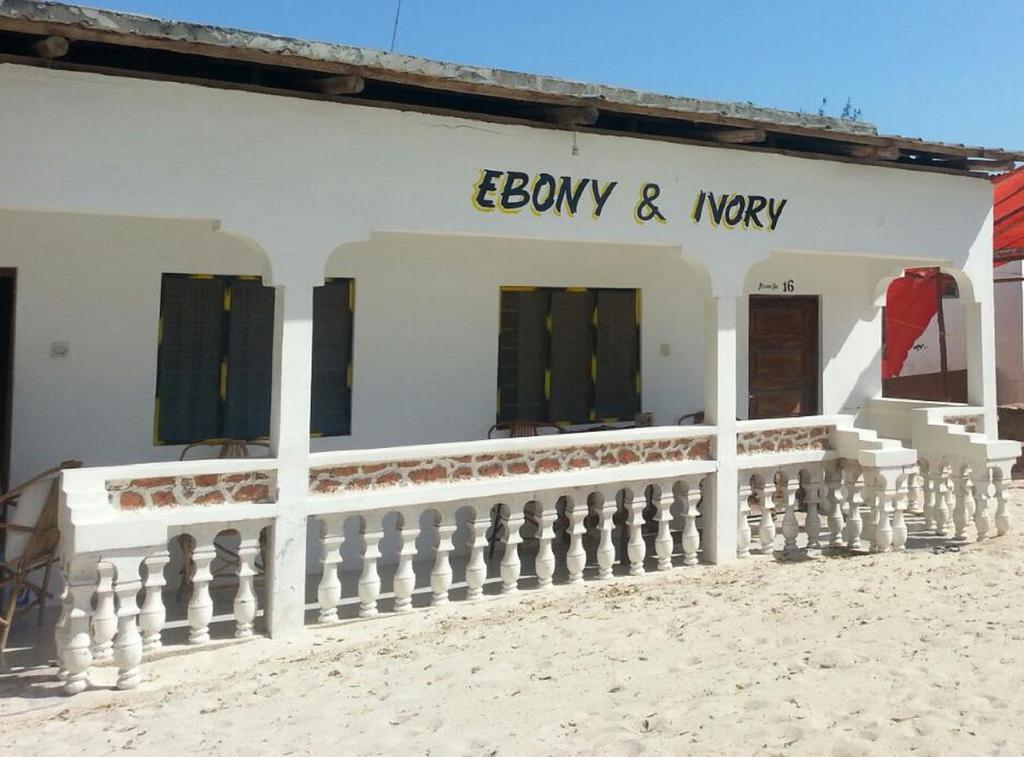 Ebony & Ivory Beach Bungalows Нунгви Экстерьер фото